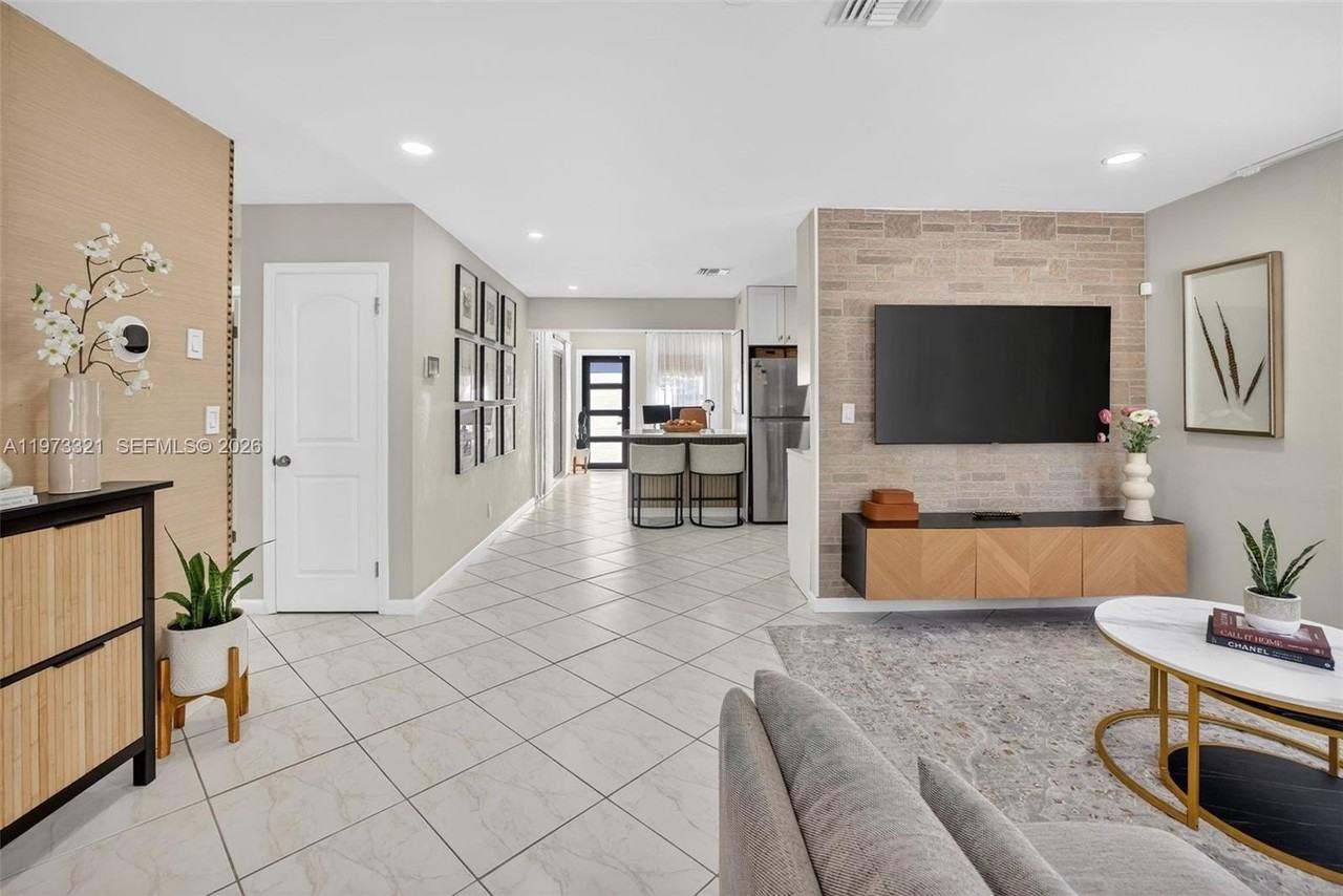 252 Sw 23rd St - Photo 6 of 50