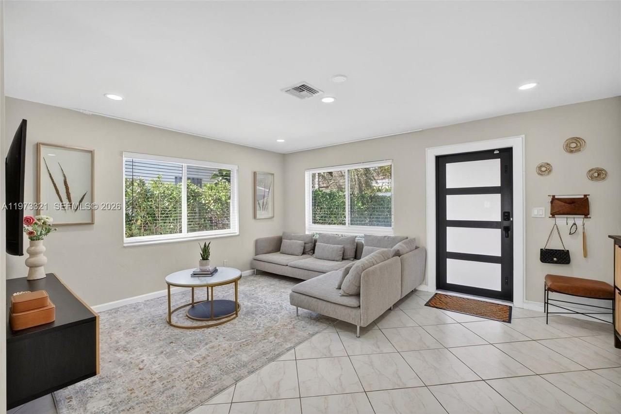 252 Sw 23rd St - Photo 7 of 50