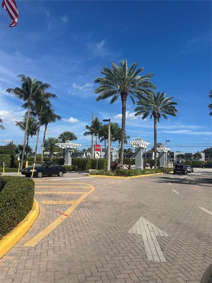 323 Burgundy G #G - Photo 4 of 24