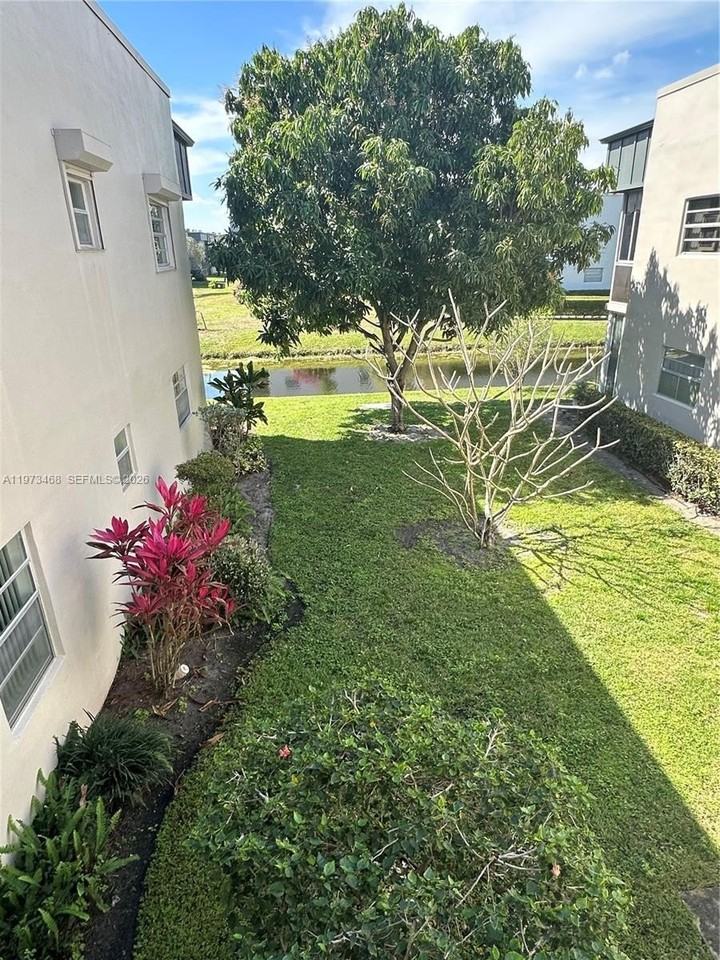 323 Burgundy G #G - Photo 5 of 24