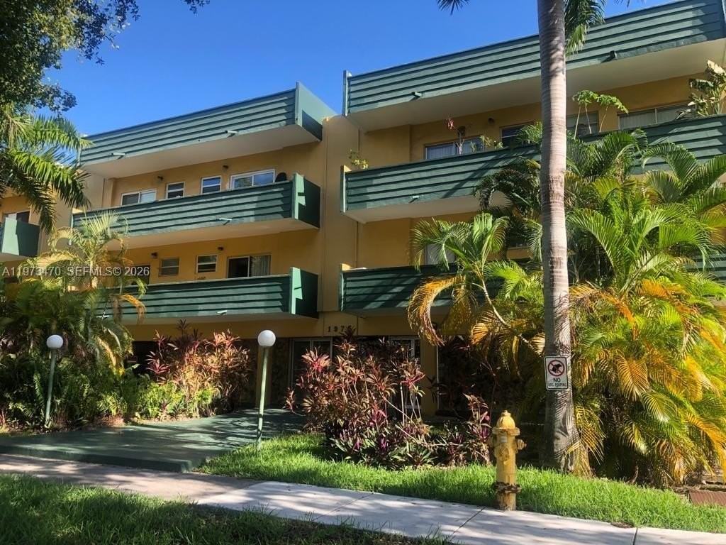 1975 Ne 135th St #2D