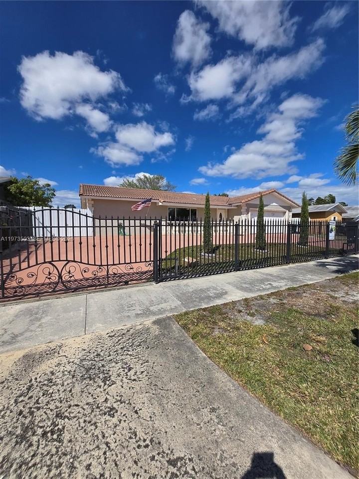 10805 Sw 165th Ter - Photo 3 of 32