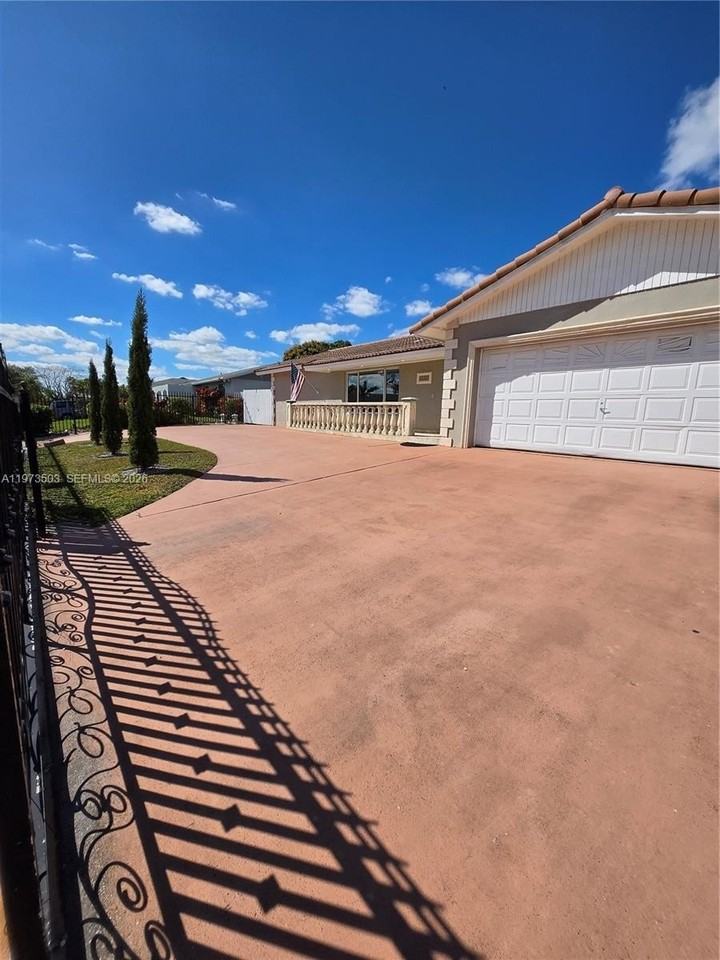 10805 Sw 165th Ter - Photo 4 of 32