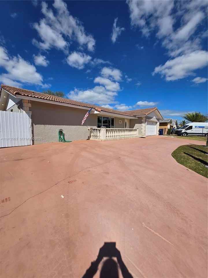 10805 Sw 165th Ter - Photo 5 of 32