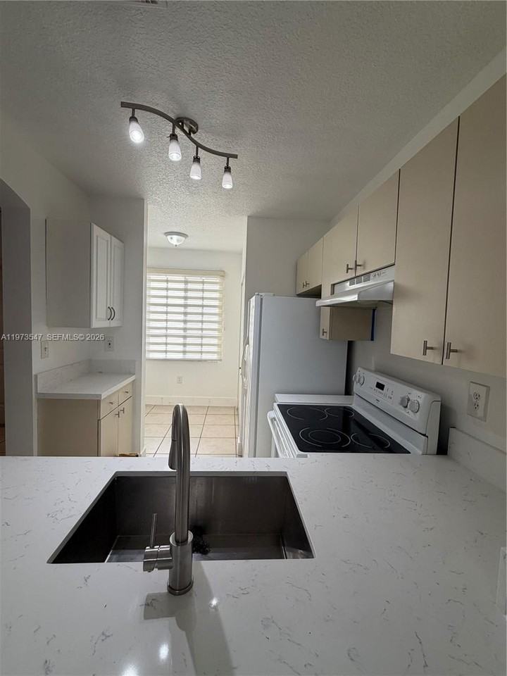 8336 Nw 10th St #8H - Photo 3 of 11