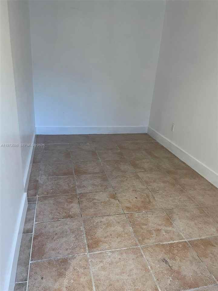 746 Ne 80th St #E2 - Photo 3 of 9