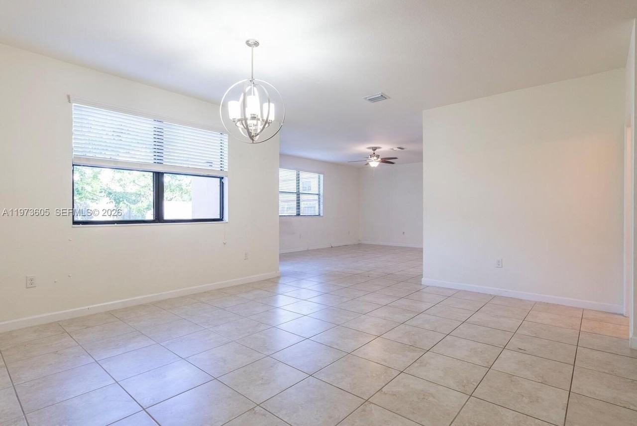 516 Se 35th Ter - Photo 4 of 25