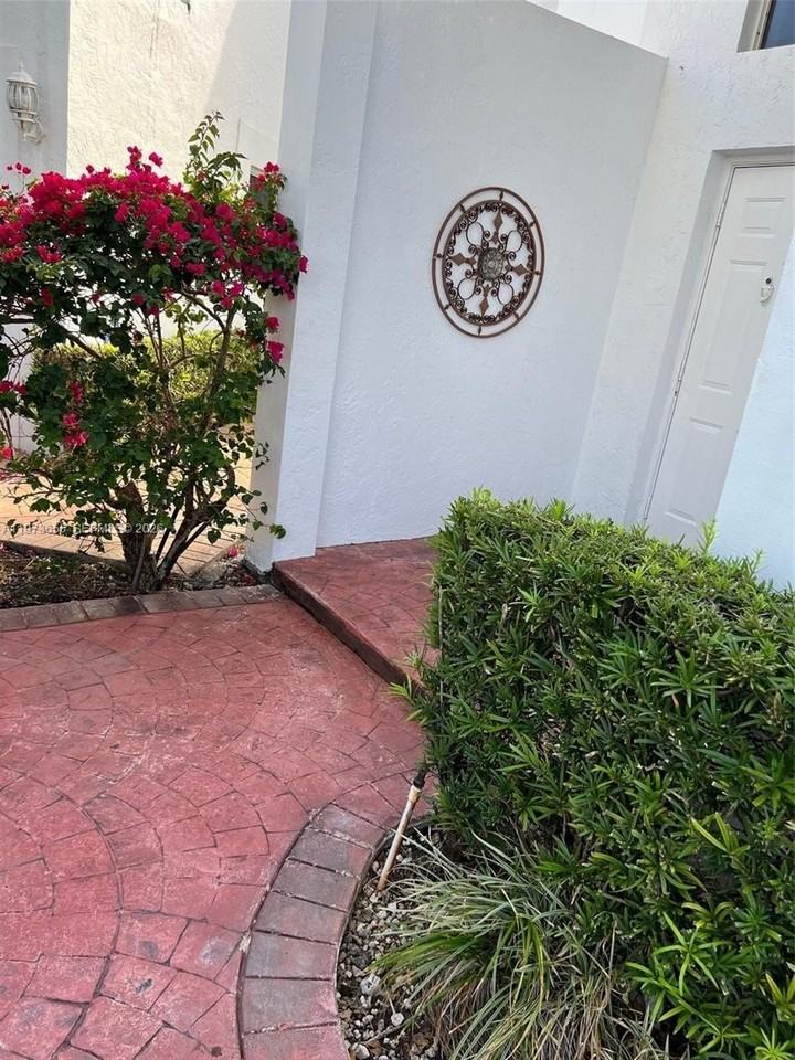 202 Ne 211th Ter #202 - Photo 4 of 38