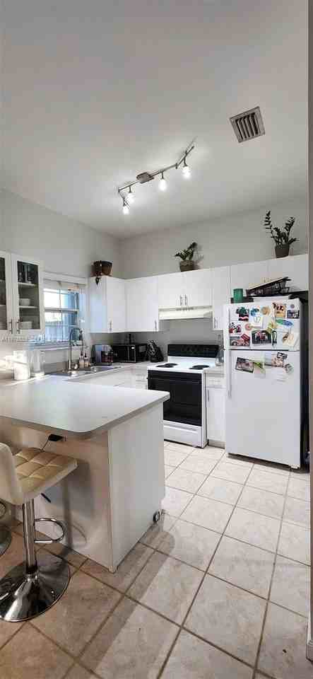 2850 Coconut Ave #7 - Photo 7 of 12