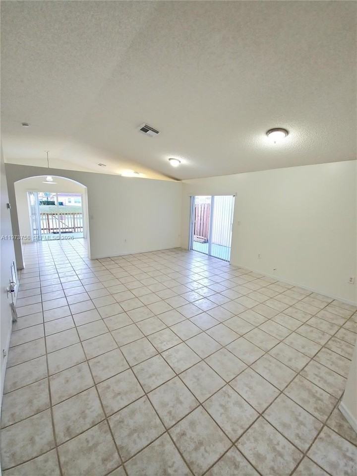 16254 Sw 100th Ter - Photo 2 of 18