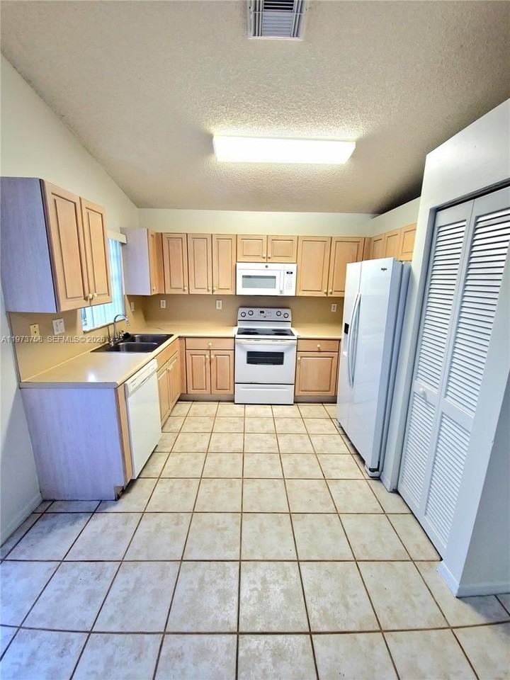 16254 Sw 100th Ter - Photo 4 of 18