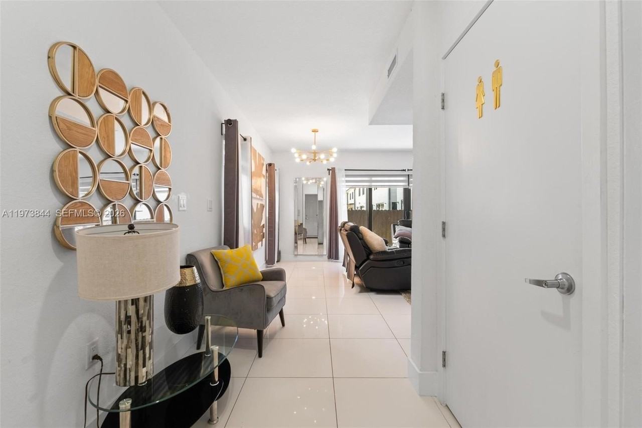 206 Nw 11th Ct #206 - Photo 2 of 28