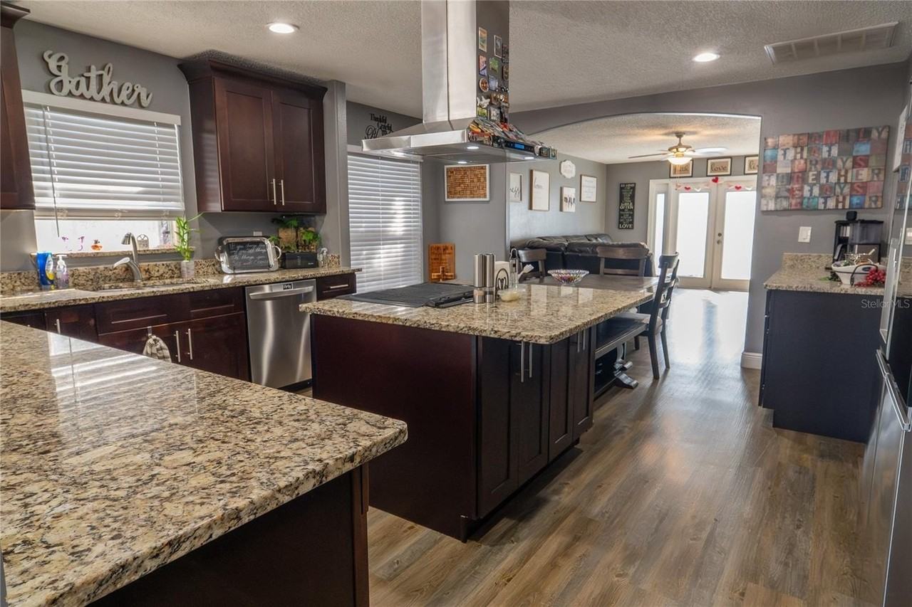 1038 Singleton Cir - Photo 4 of 37