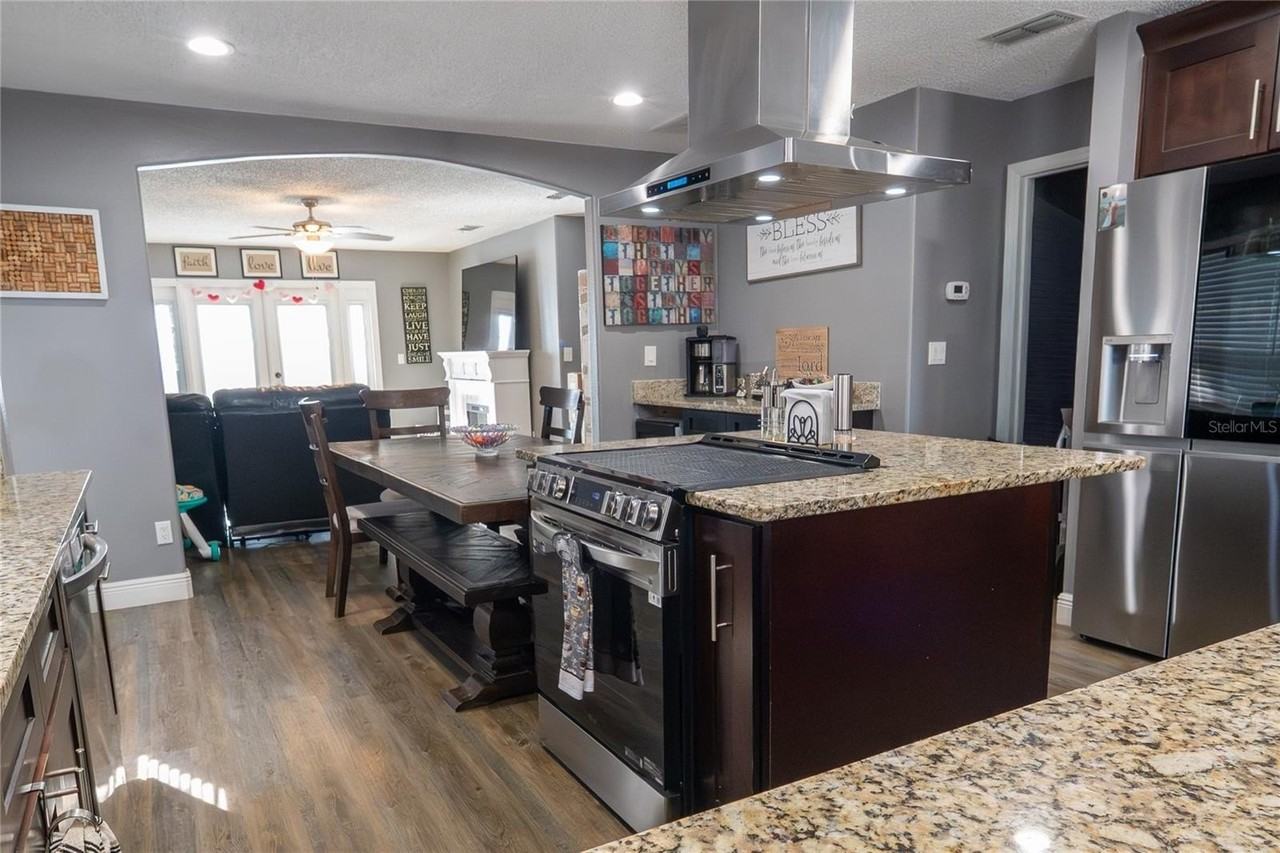 1038 Singleton Cir - Photo 5 of 37