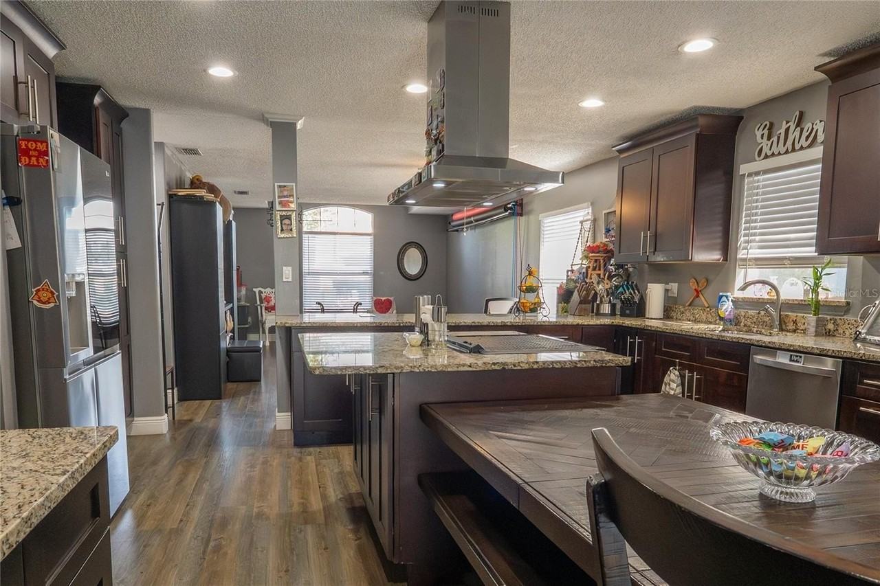 1038 Singleton Cir - Photo 6 of 37