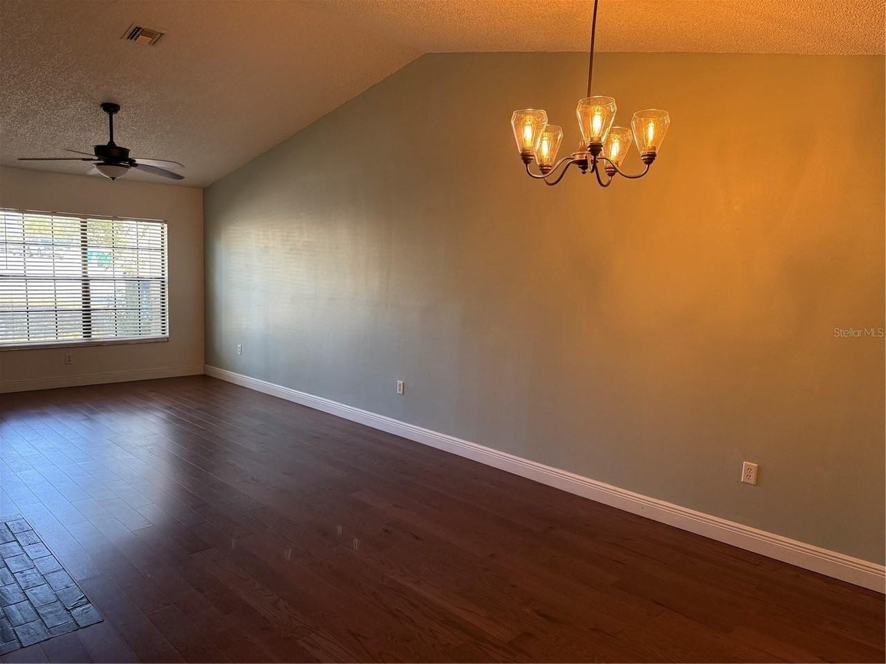 1410 Plymouth Ave - Photo 4 of 24