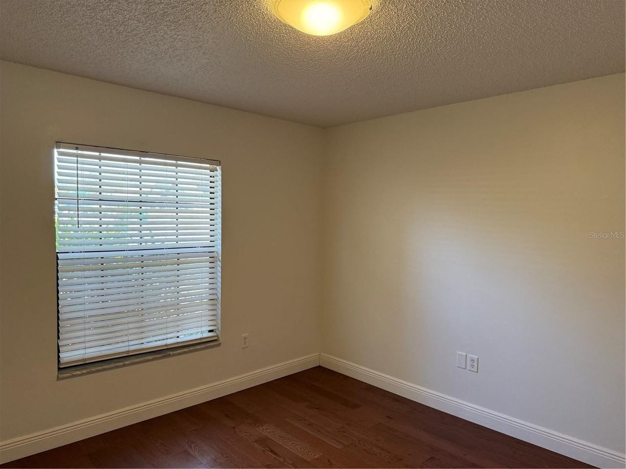 1410 Plymouth Ave - Photo 6 of 24