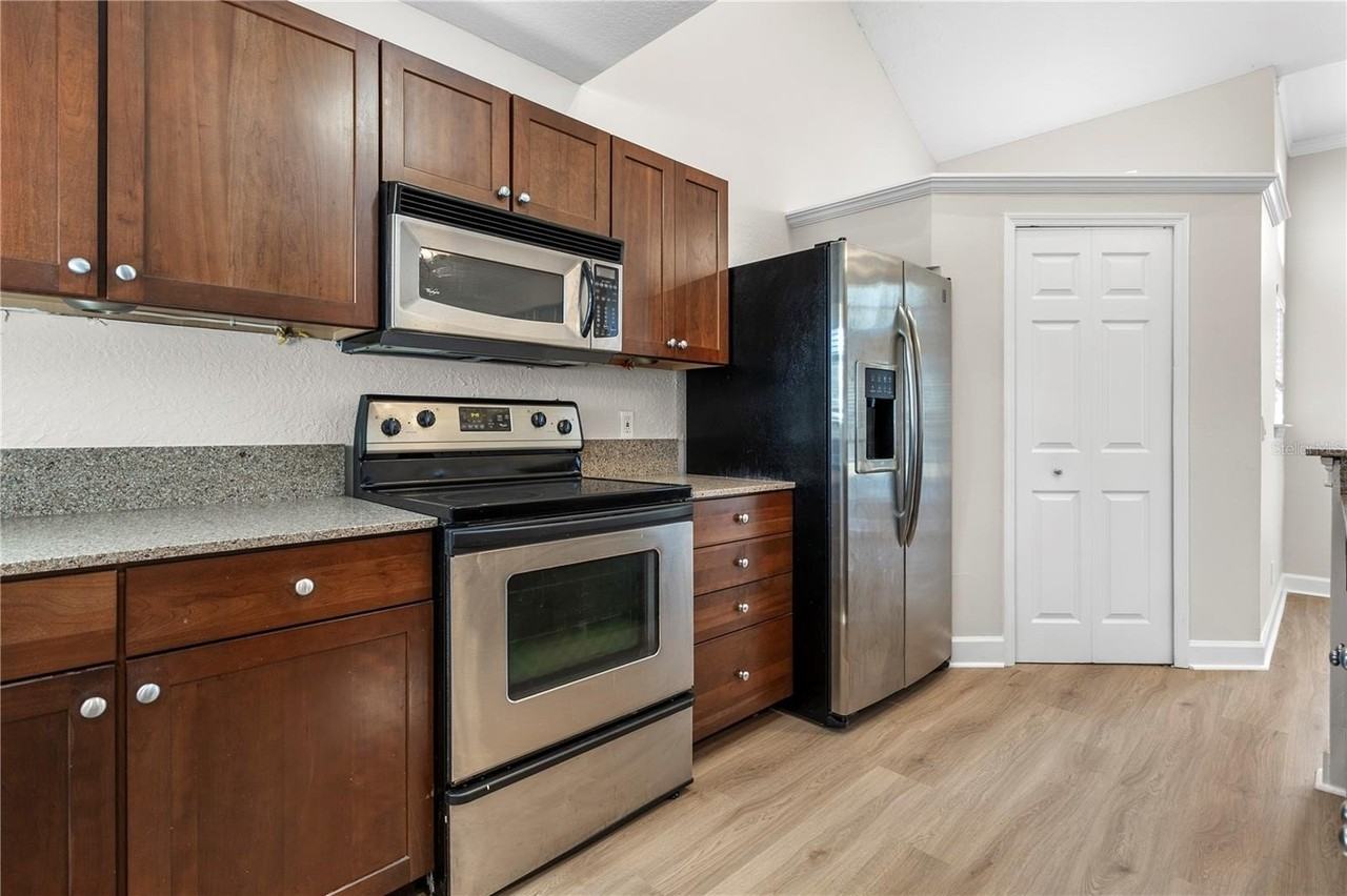 1454 FARRINGDON CIRCLE - Photo 4 of 27