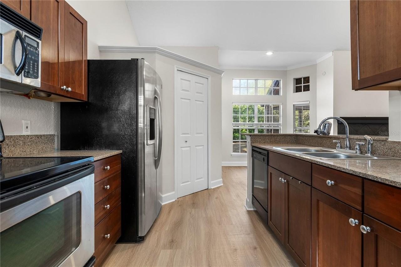 1454 FARRINGDON CIRCLE - Photo 6 of 27