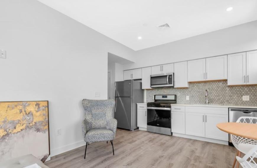 302 Broadway - Photo 4 of 10