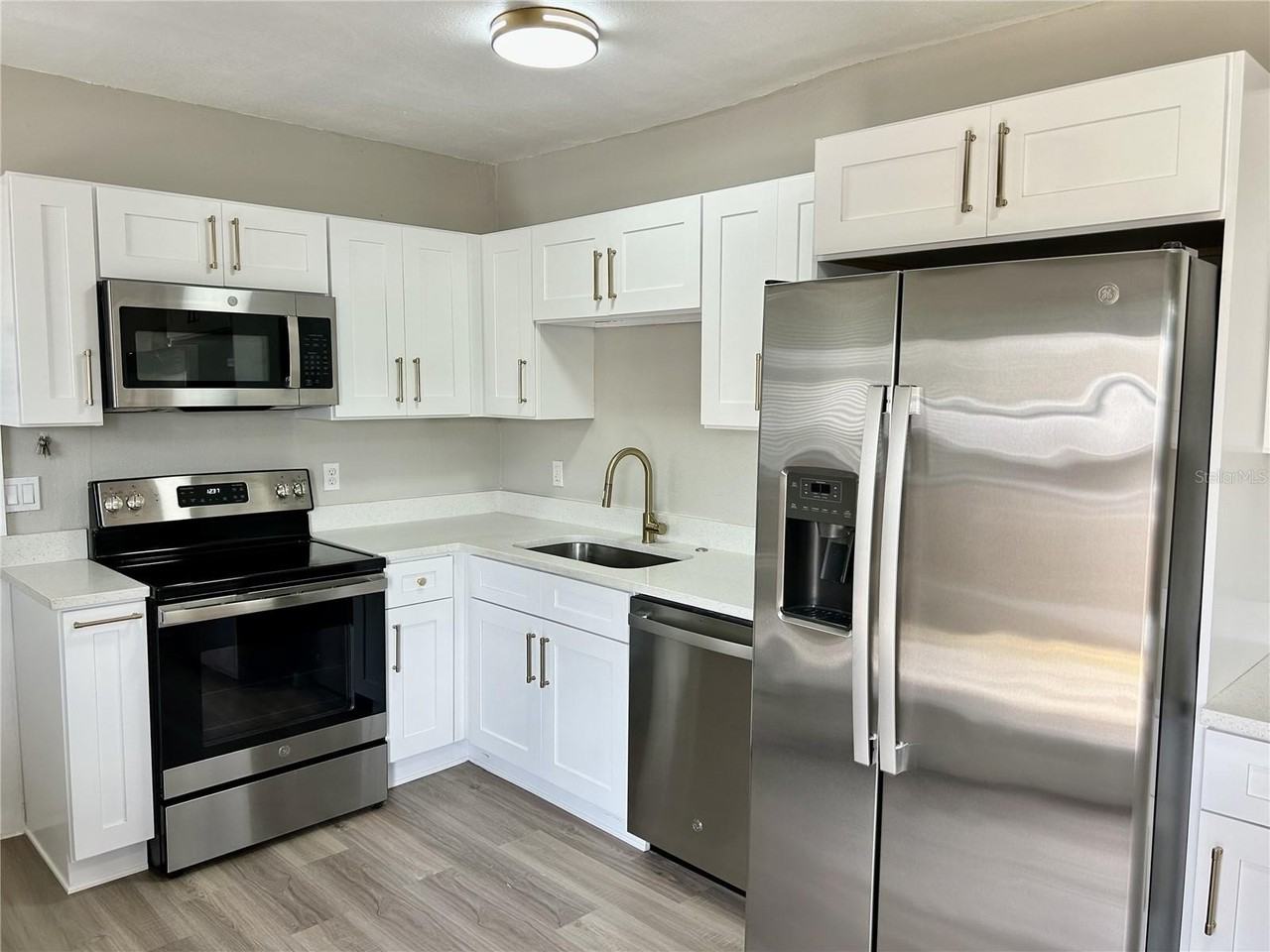 706 E Flora St - Photo 4 of 16