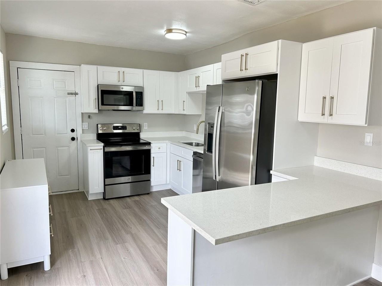 706 E Flora St - Photo 5 of 16