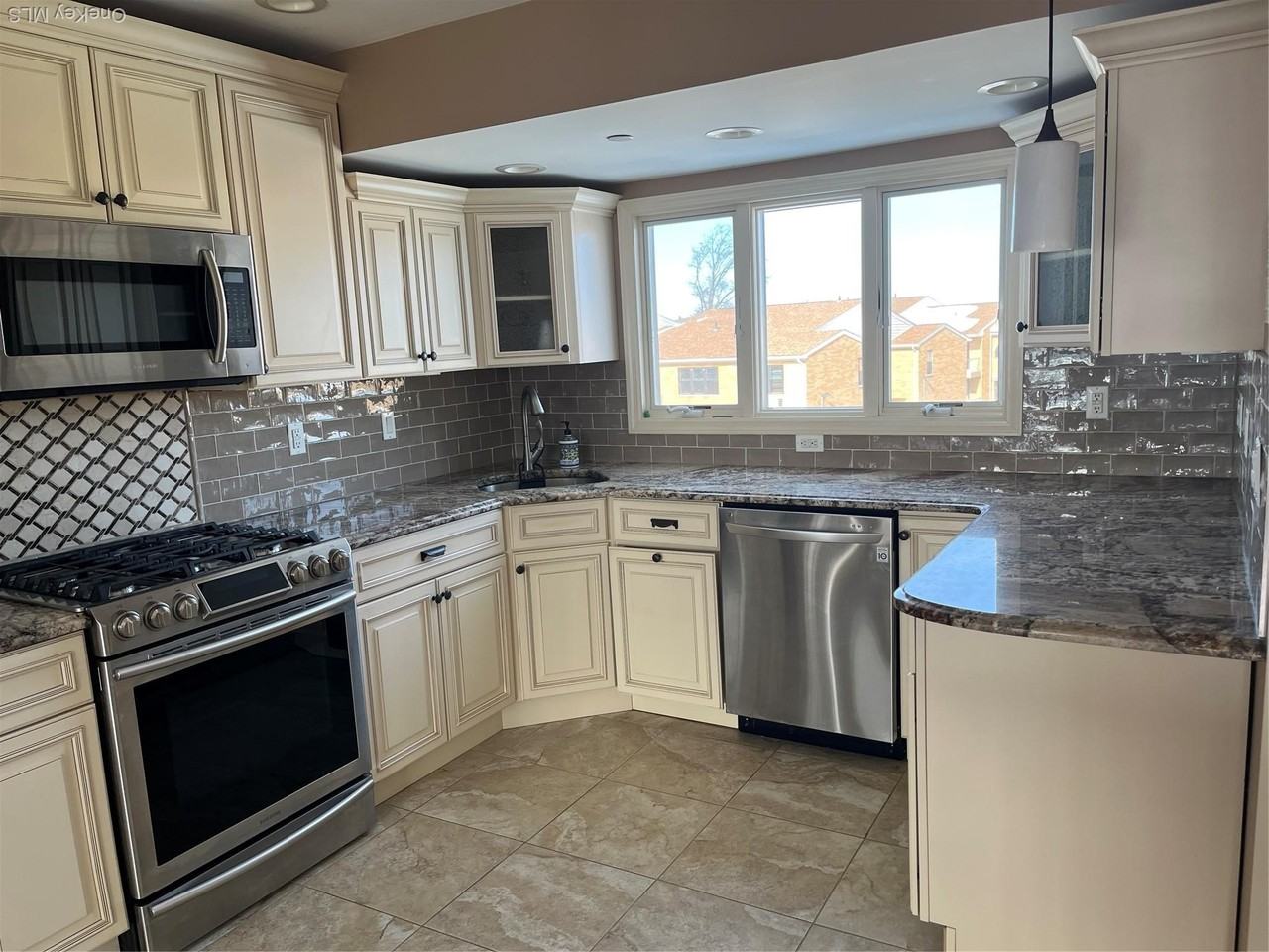 50 Florence Ave - Photo 4 of 23