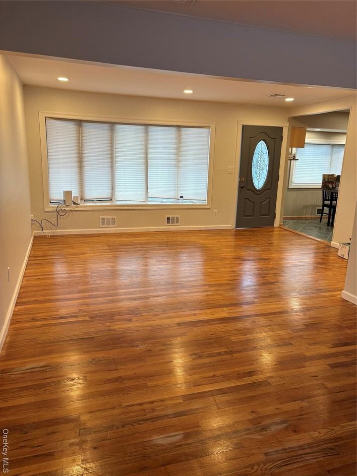 23 W Court Dr - Photo 2 of 9