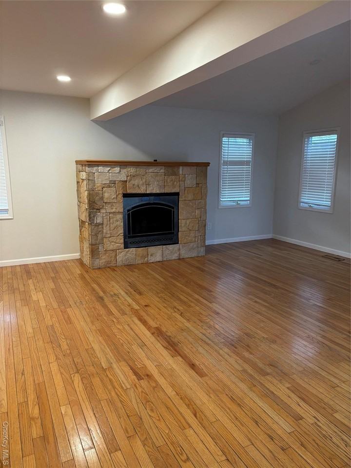 23 W Court Dr - Photo 4 of 9