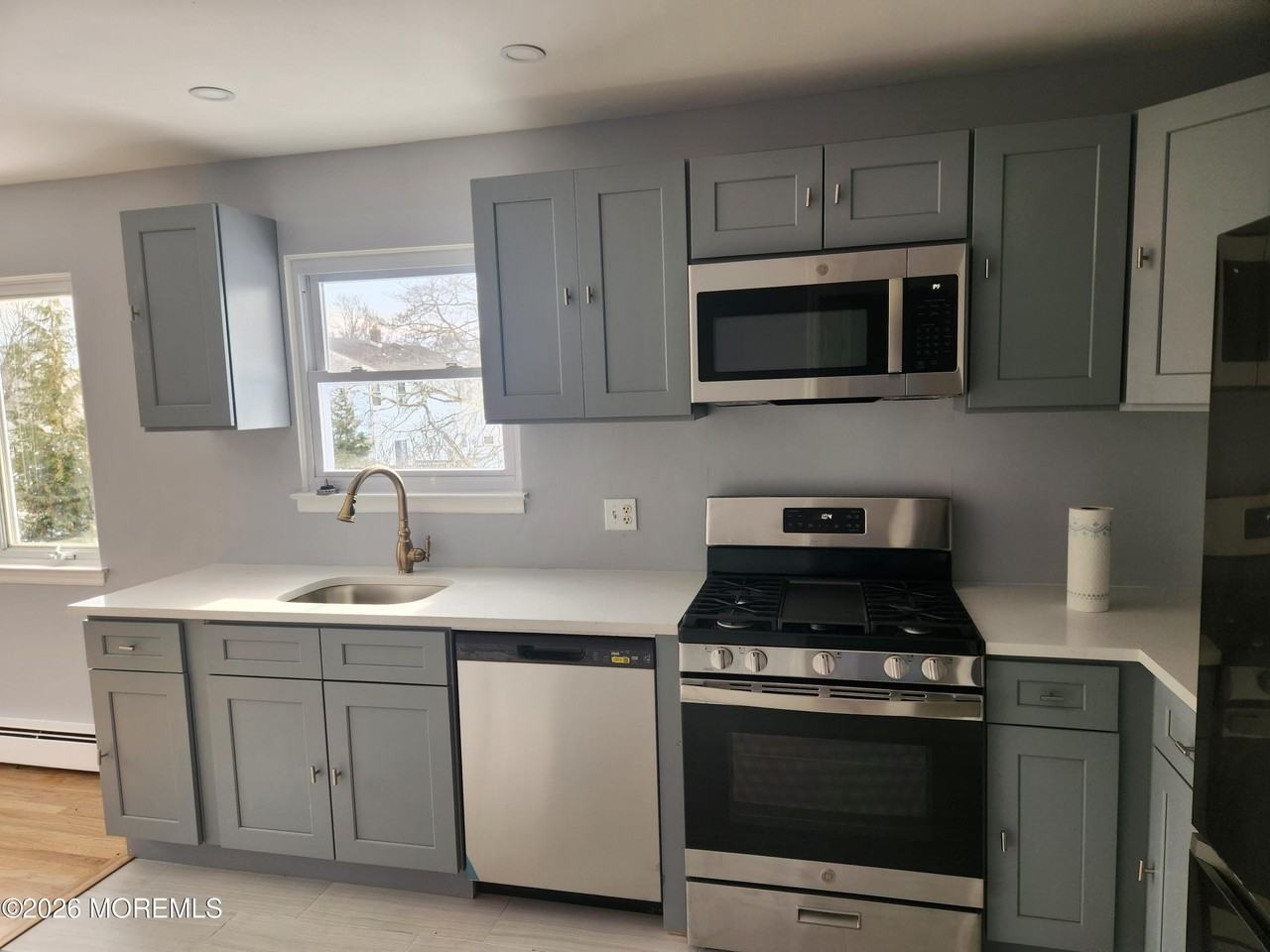 883 Roundtree Dr - Photo 2 of 10