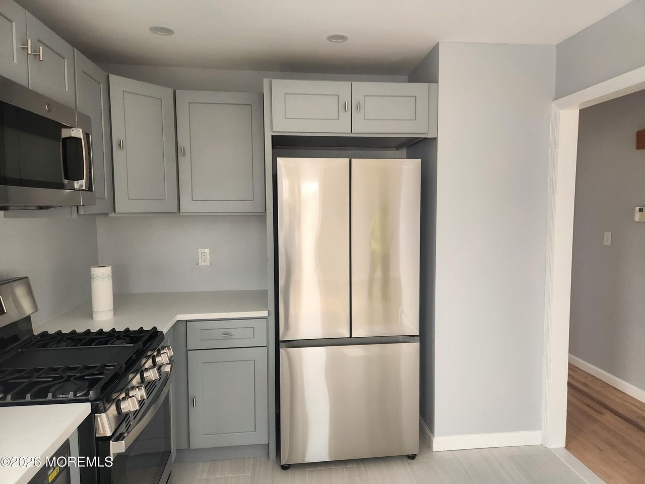 883 Roundtree Dr - Photo 3 of 10