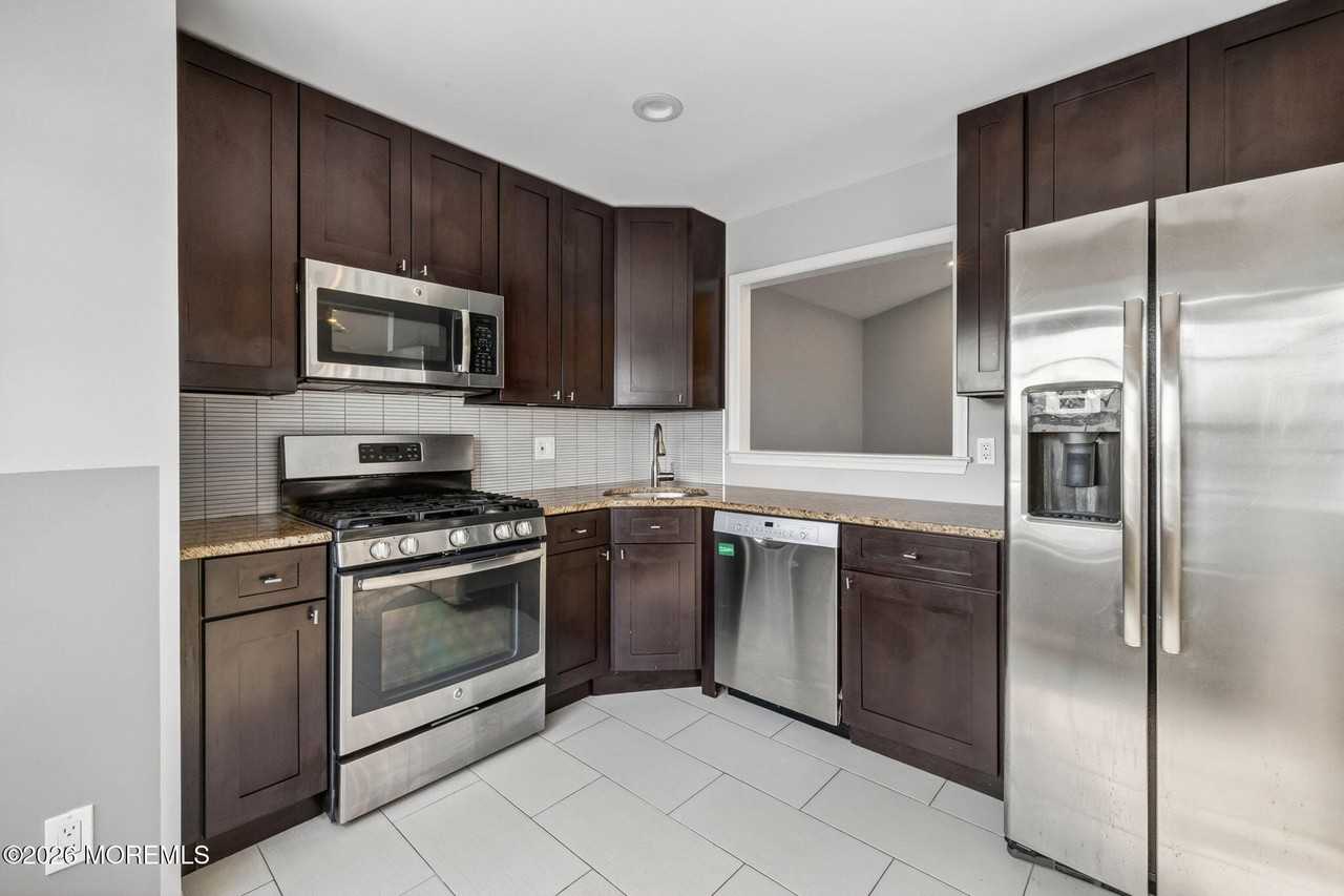 412 Hampton Ct - Photo 3 of 18