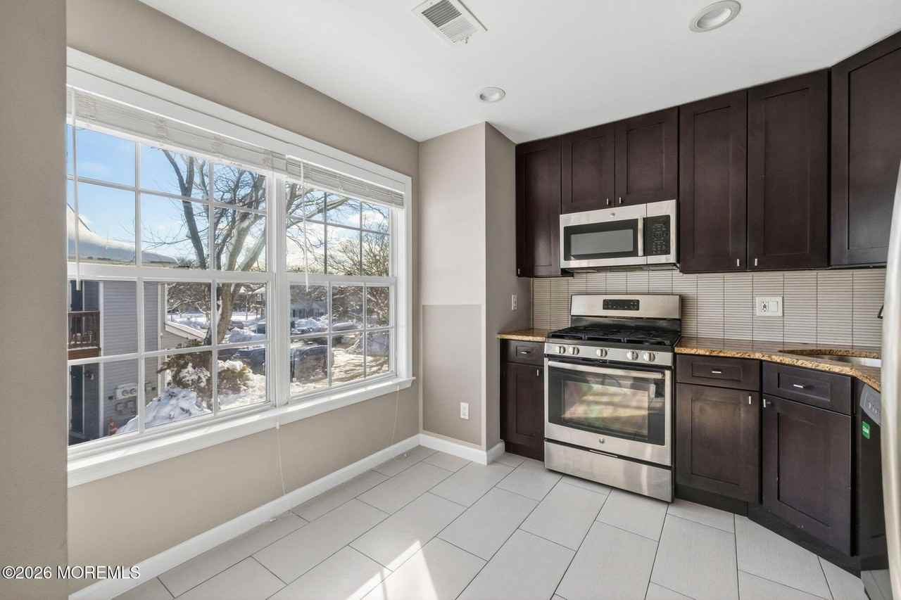 412 Hampton Ct - Photo 4 of 18