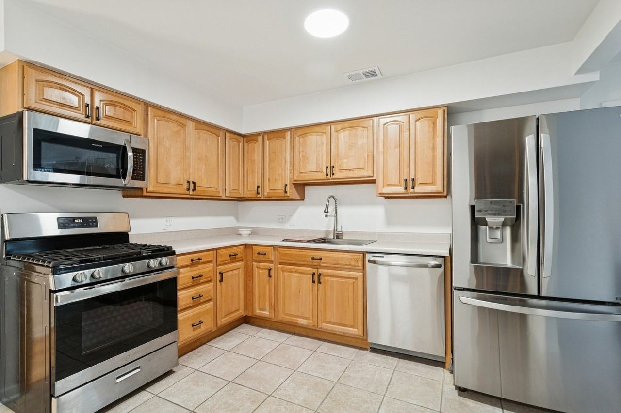 645 Justina St - Photo 6 of 24