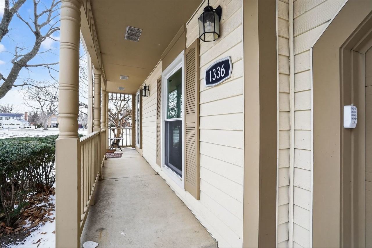 1336 Queensgreen Cir Unit 1336 - Photo 3 of 33