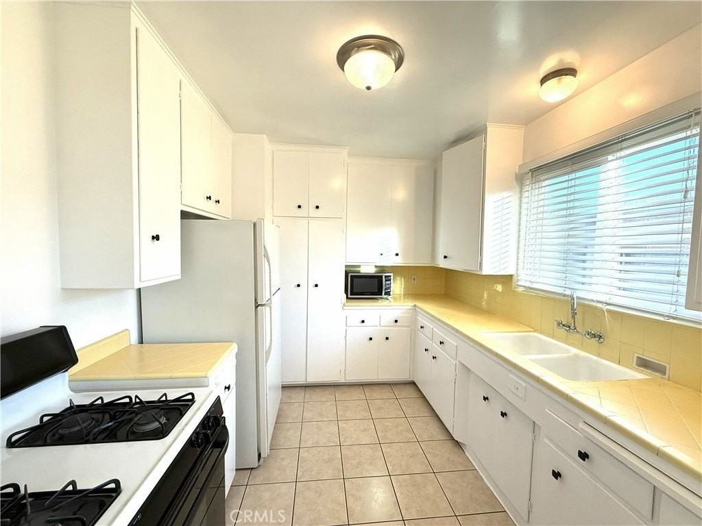 665 S Lake Ave - Photo 5 of 9