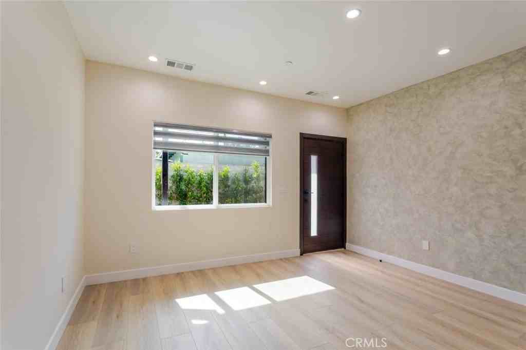 11120 Emelita St - Photo 2 of 20