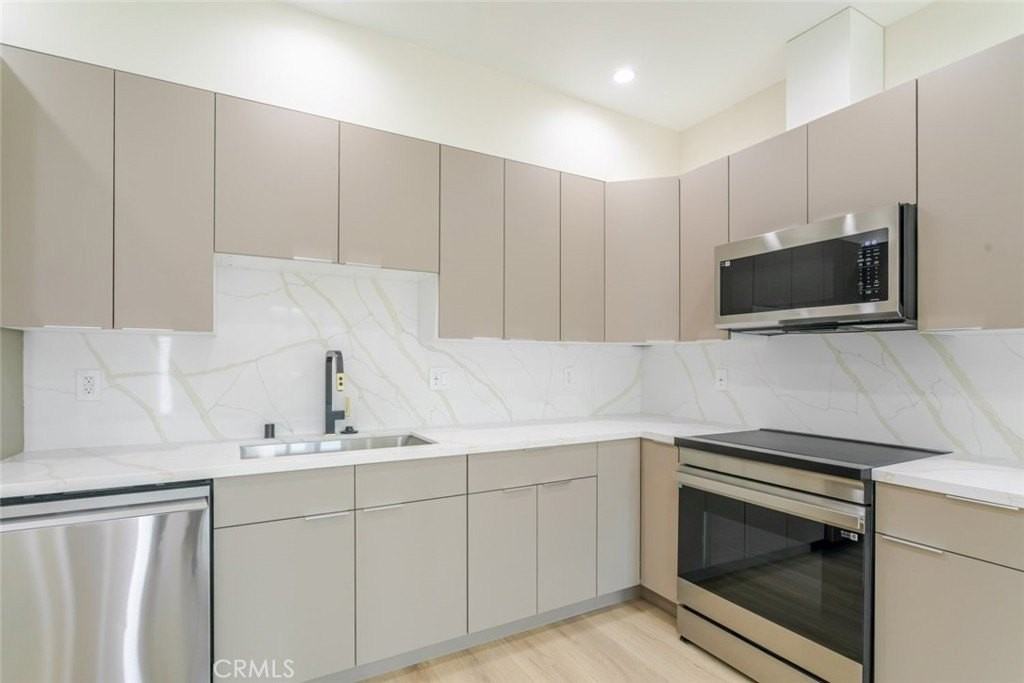 11120 Emelita St - Photo 4 of 20