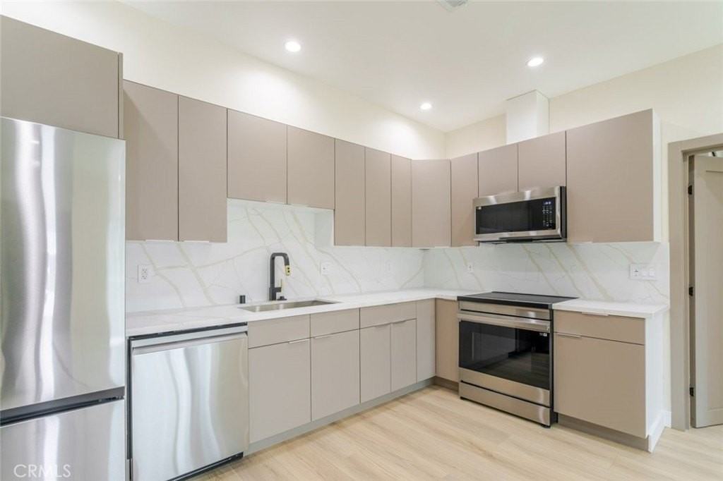 11120 Emelita St - Photo 5 of 20