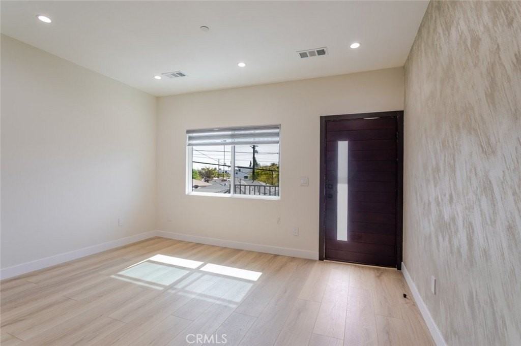 11112 Emelita St - Photo 3 of 21