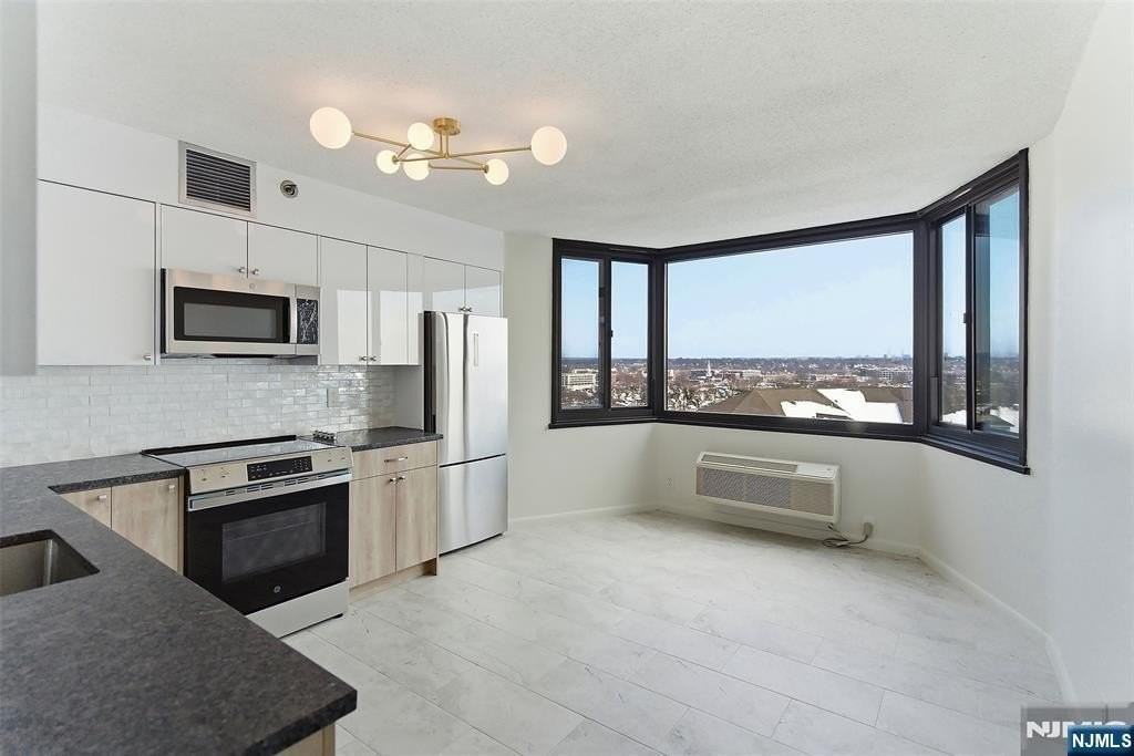 326 Prospect Ave Apt 6e - Photo 3 of 21