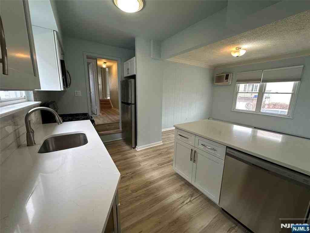 8 Laird Pl - Photo 5 of 20