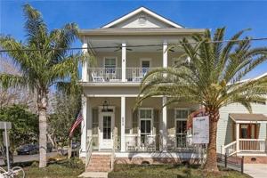 featured image of 6075 Laurel St