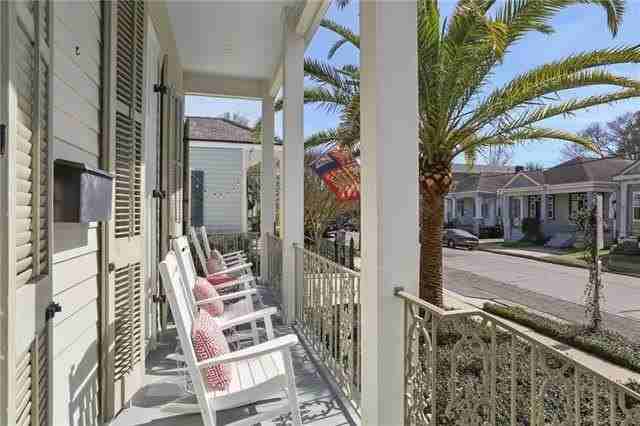 6075 Laurel St - Photo 3 of 32