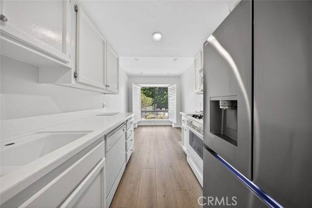 15235 Magnolia Blvd #E - Photo 3 of 8