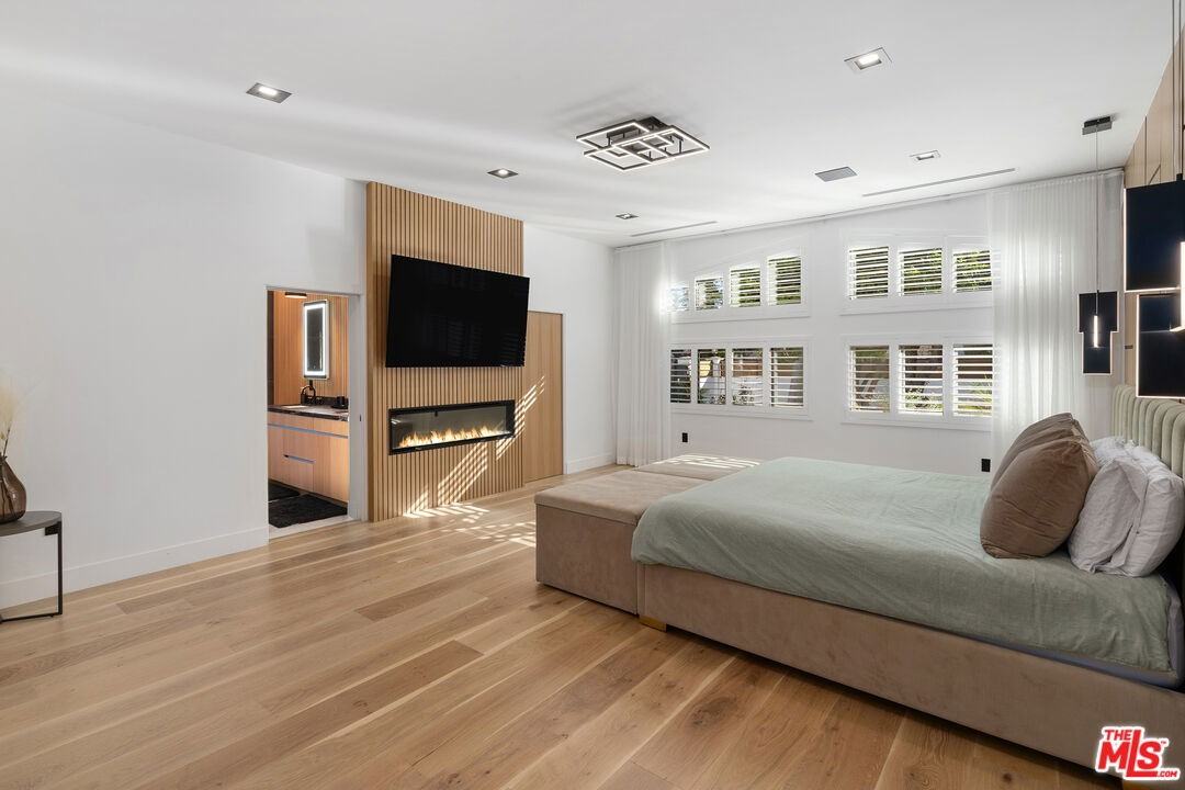 23283 Erwin St - Photo 2 of 8