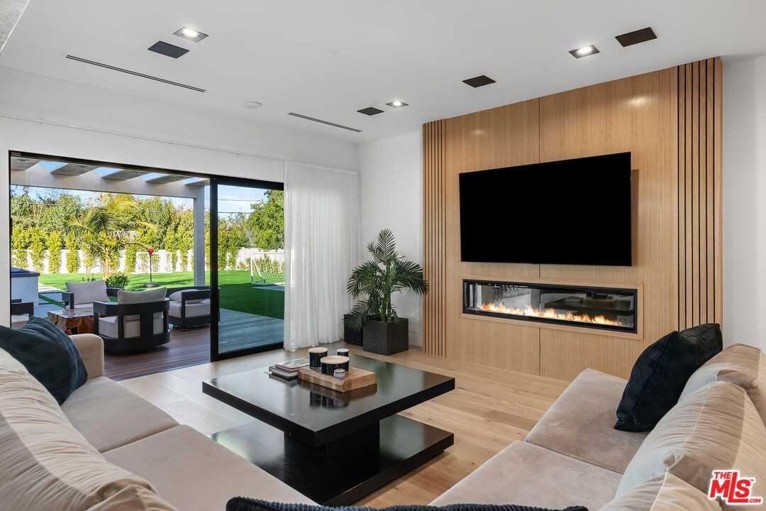 23283 Erwin St - Photo 3 of 8