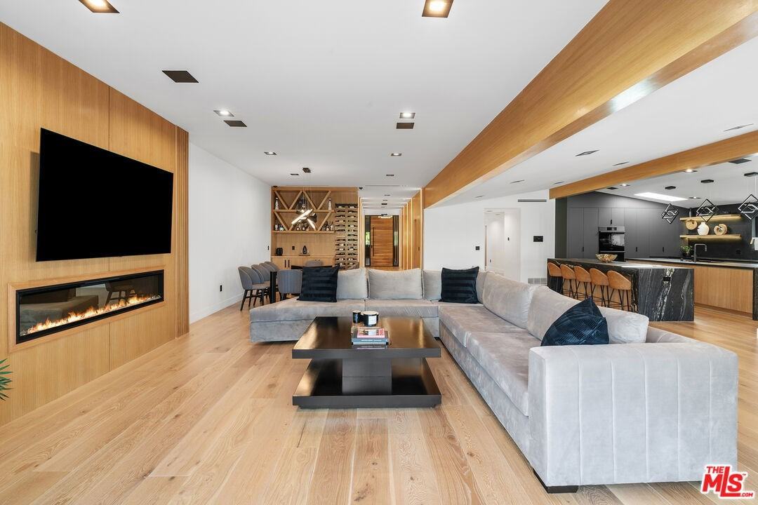 23283 Erwin St - Photo 4 of 8