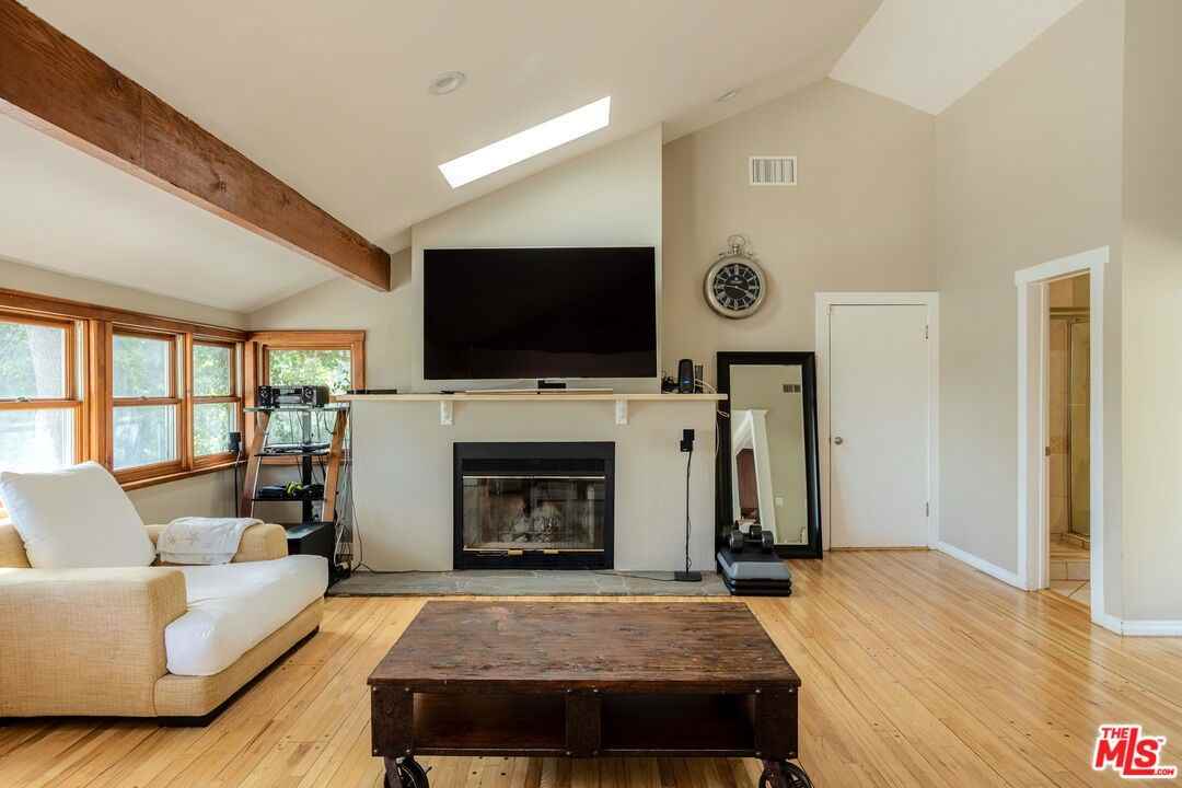 19439 Oxnard St - Photo 2 of 8