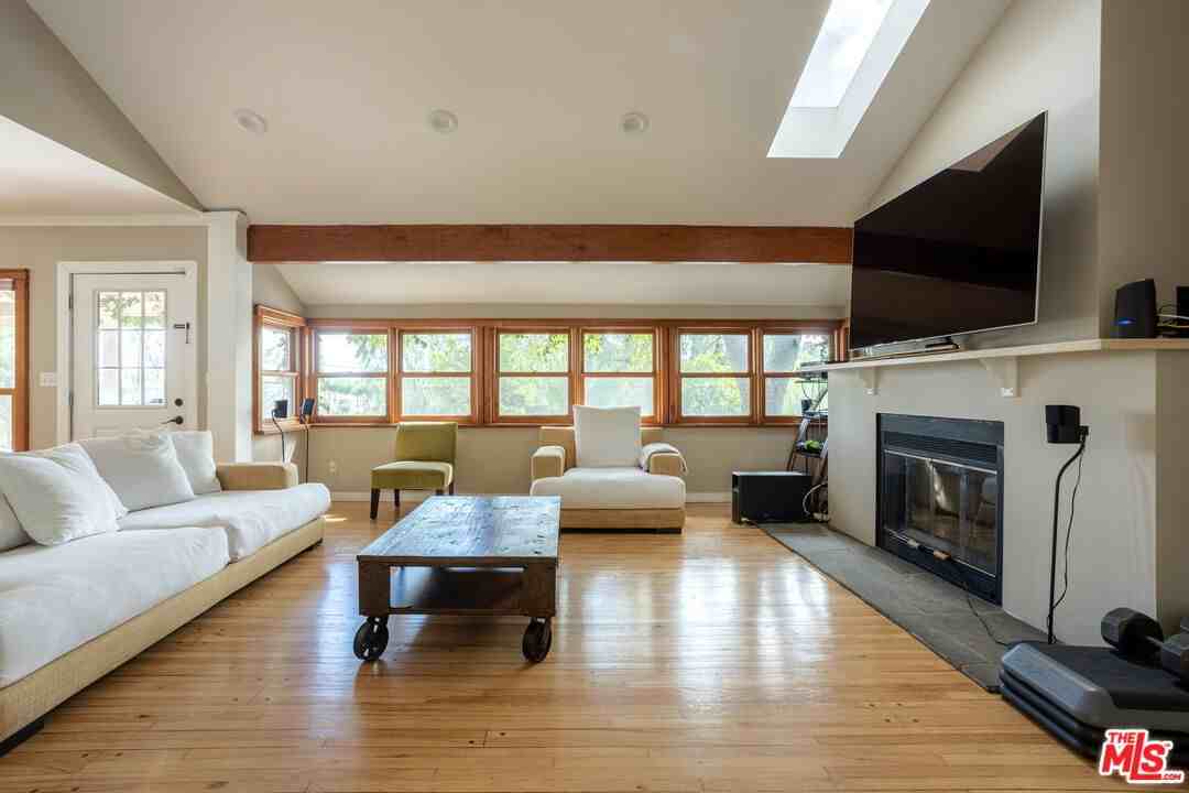 19439 Oxnard St - Photo 3 of 8